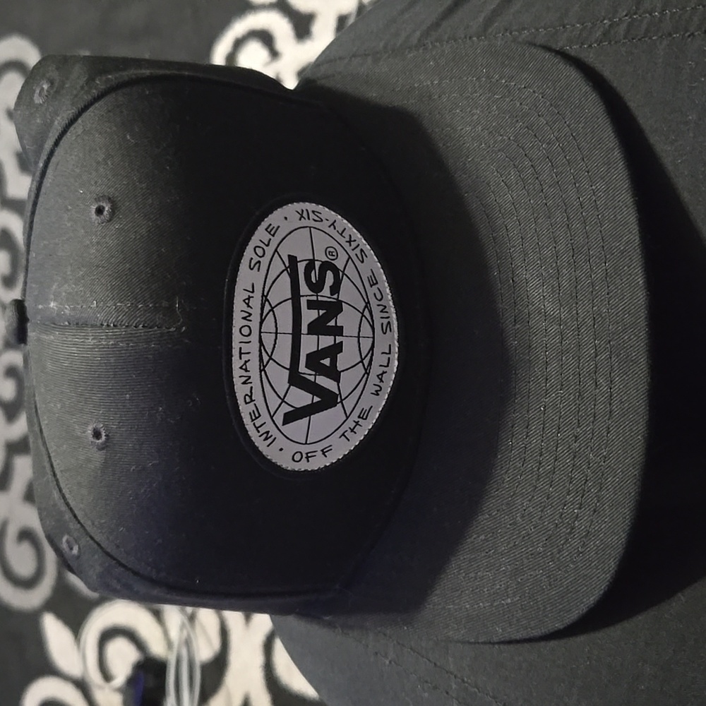 Blk van cap